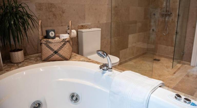 5 Bed Luxury Townhouse with Hot Tub, Rooftop Terrace, Perfect for Groups, Near Cruise Terminal — photo 4