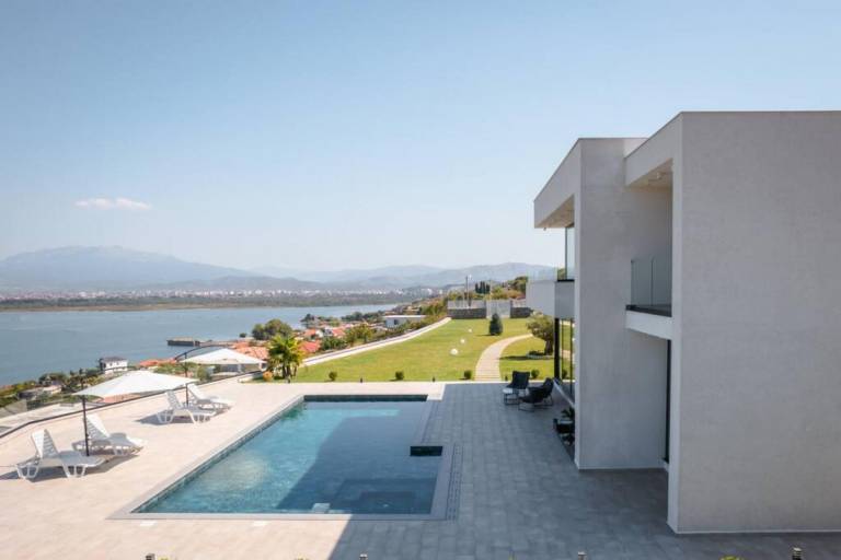 Villa with private pool & yard | Lake view — photo 3