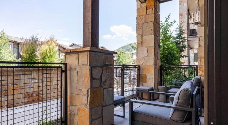 Newer Upscale Canyons Village Resort Condo, 5 min walk to Gondola, 2 Bedrooms Ensuite, Pet Friendly in Park City, UT