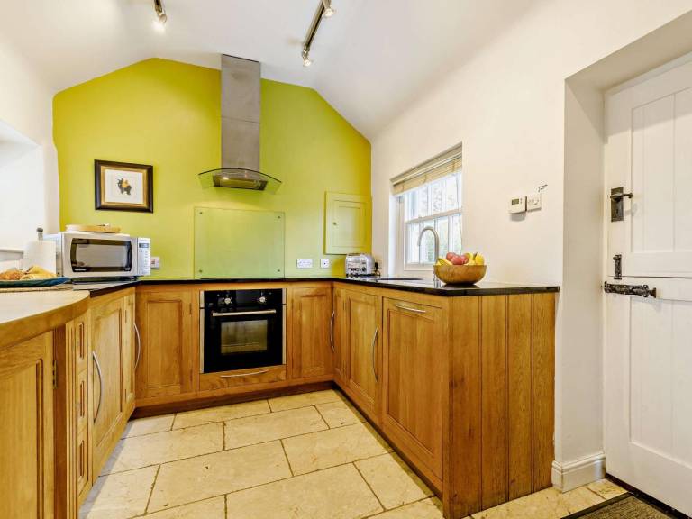 Cottage with garden — photo 4