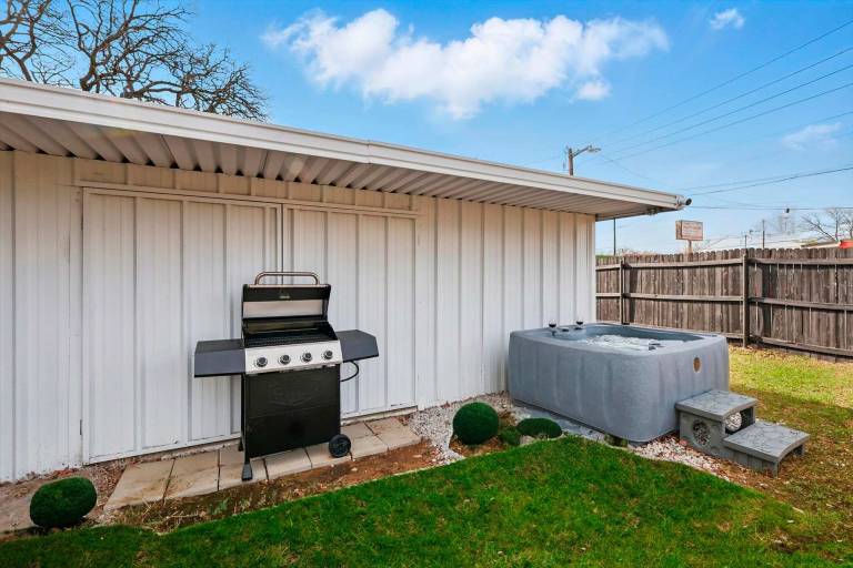 Modern 2BR Unit Hot Tub