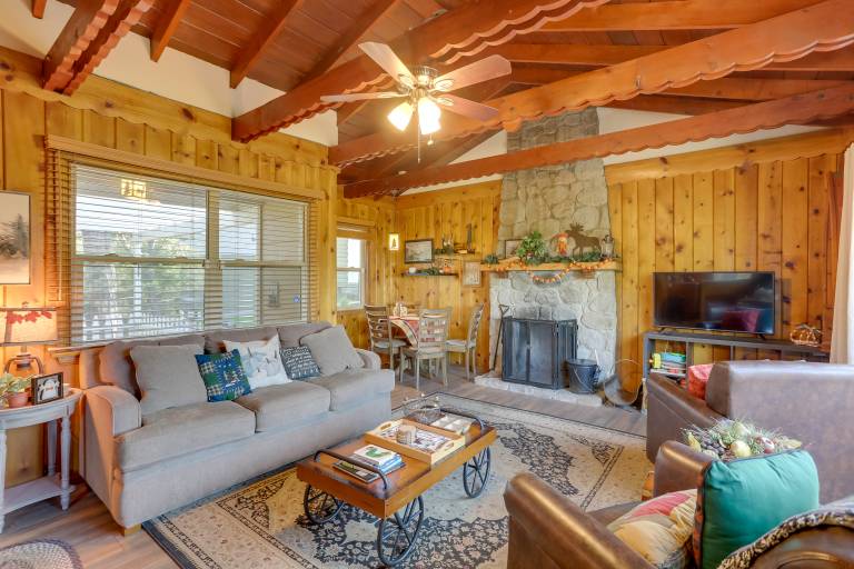 Crestline Cabin: Close to Lake Arrowhead & Skiing — photo 4