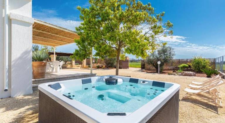 Apartment with jacuzzi — photo 3