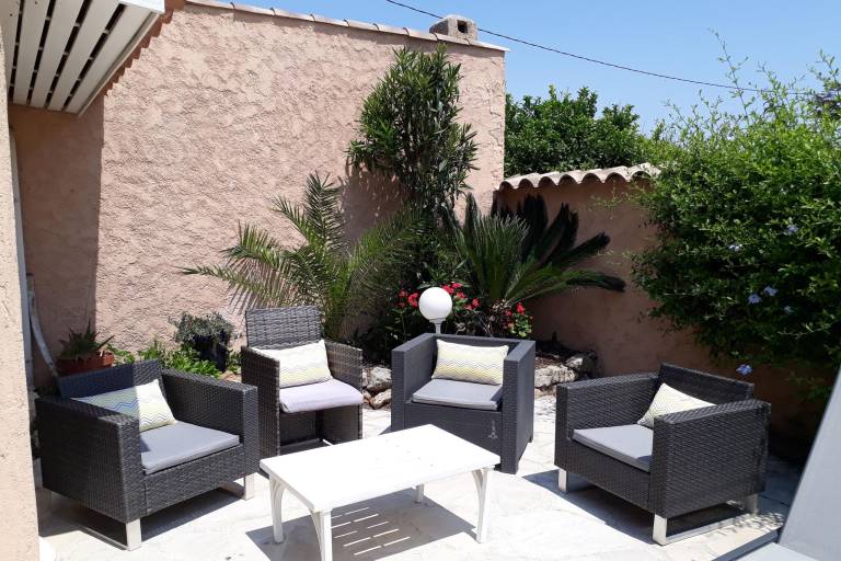 Fully equipped vacation home with pool, patio & yard | Close to the beach | Pets allowed — photo 4