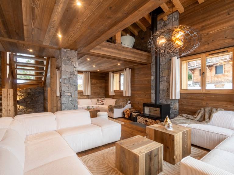 Luxury Chalet in Les Gets with Jacuzzi and Sauna, Pet-Friendly in Les Gets