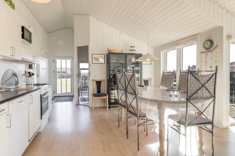 Vacation home with barbecue, jacuzzi & sauna — photo 3