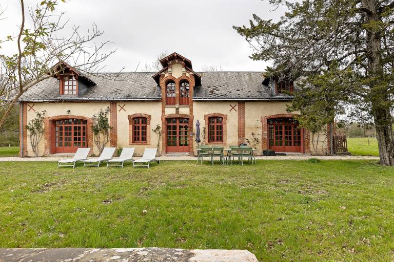 Les Ecuries – Domaine de la Trigalière with Shared Pool in Chinon
