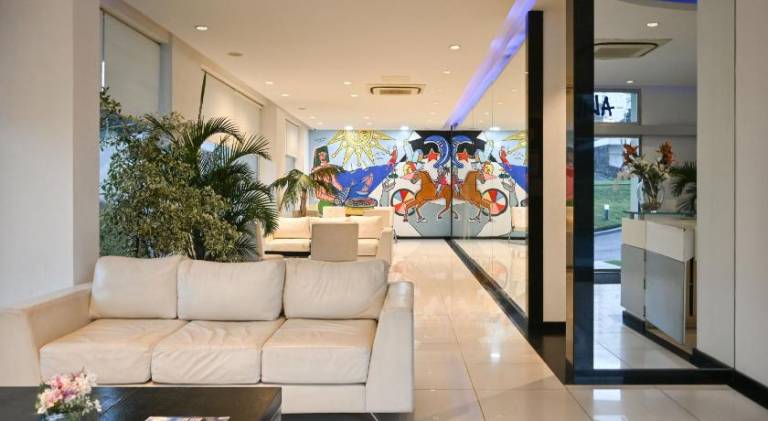 Apartment with pool, patio & grill | Beach nearby | Pets allowed — photo 3