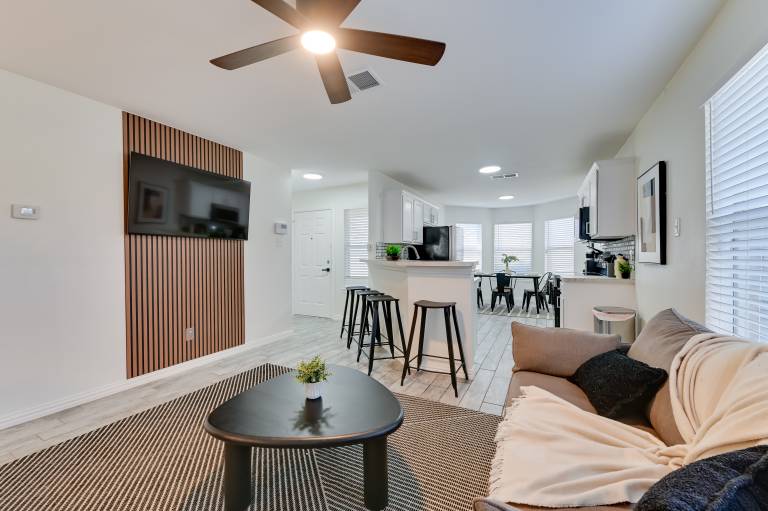 < 1 Mi to Historic McKinney: Modern Duplex w/ Yard — photo 4