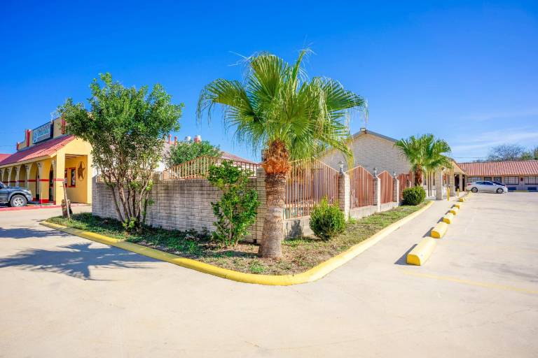 Pleasanton Executive Inn By OYO in Pleasanton, TX