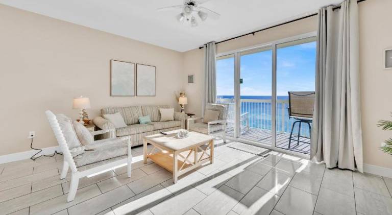 Ample vacation home with pool, hot tub & grill | Close to the beach | Dogs allowed — photo 2