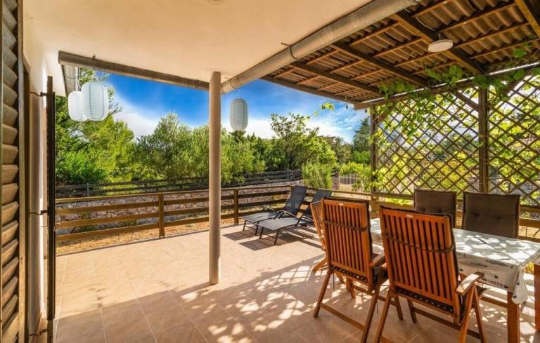 House with yard, barbeque & patio in Hvar