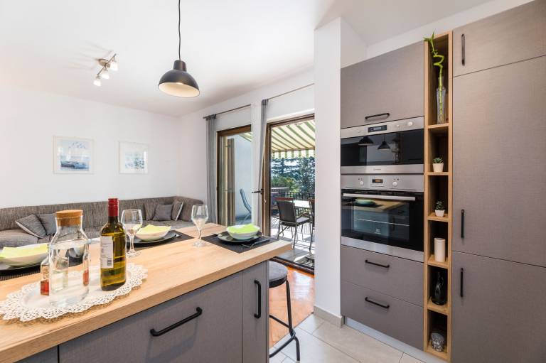 Charming flat just 150 metres from the beach with sea views, barbecue, WiFi in Crikvenica