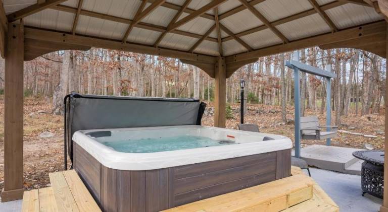 Vacation home with hot tub — photo 5