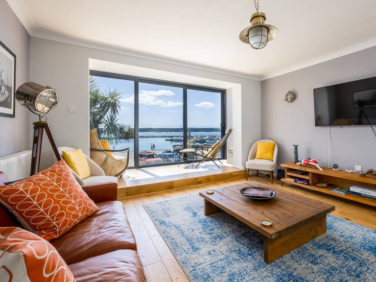 Family-friendly nice cottage with yard | River view | Close to the beach | Pets allowed in Poole