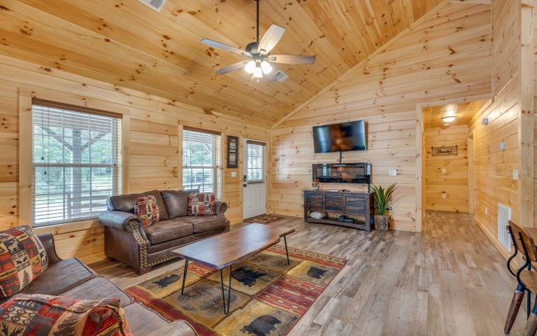 Bright, airy spaces and a hot tub! - Bear Clubhouse — photo 4