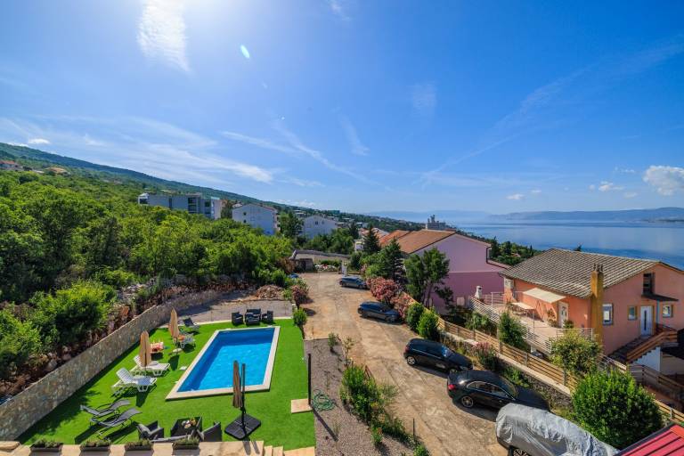 Picturesque flat just 350 metres from the beach with panoramic sea views, pool, outdoor shower in Crikvenica