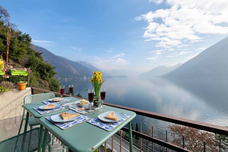 Vacation home with garden, fast internet & terrace | Lake view | Perfect for remote work in Centro Valle Intelvi