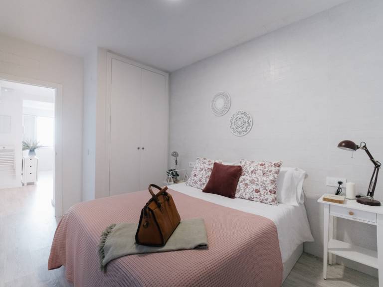 Bright, modern apartment in central Jerez, 1 bedroom, sleeps 4, pets allowed — photo 2