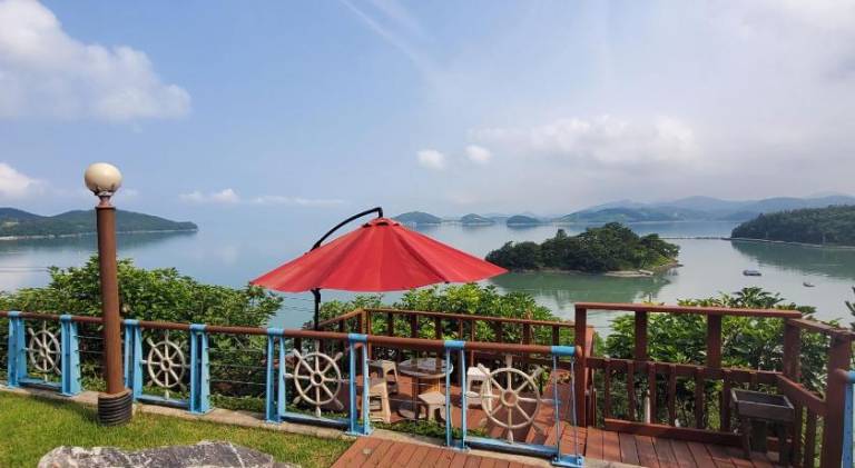 Lovely house with terrace, pool & barbeque | Pet-friendly in Yeosu