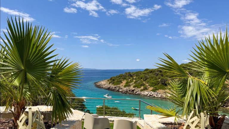 Villa with terrace, BBQ & private pool | Beach view — photo 2