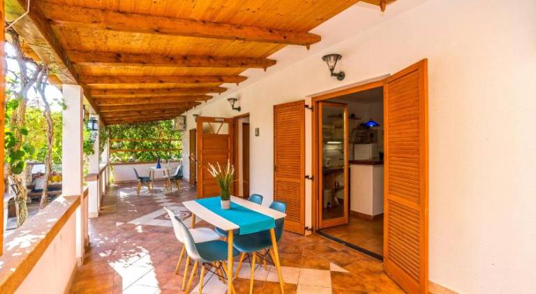 Holiday apartment with terrace, garden & grill — photo 3