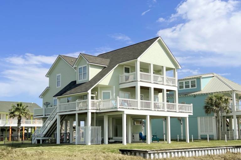 Vacation home with BBQ in Galveston, TX