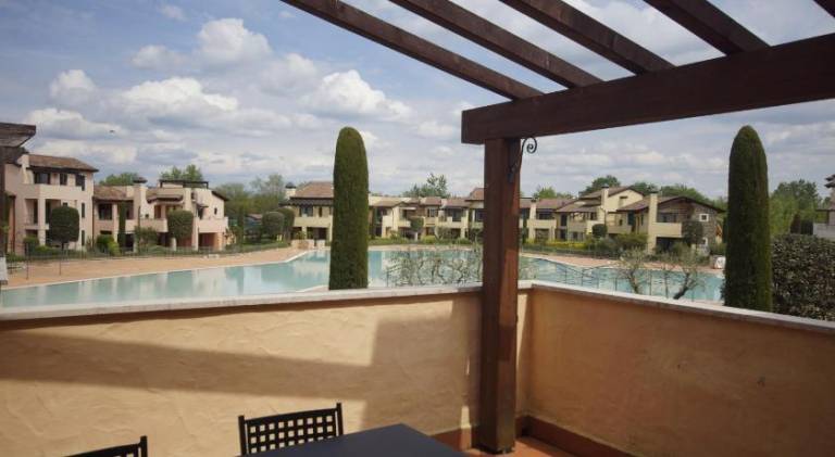 Rental apartment with yard & pool — photo 3