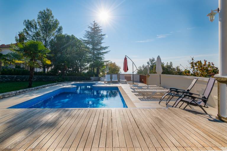 Rental apartment with BBQ, pool & patio in Opatija