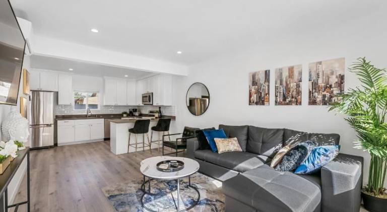 Muirfield Chic City Bungalow with Parking 1,2,3 — photo 2