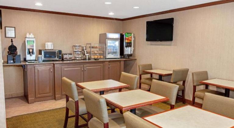 La Quinta Inn & Suites by Wyndham Stevens Point — photo 5