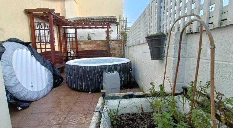 Quadruplex with Hot Tub & Pool Table in Cardiff
