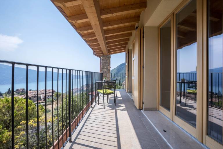 Holiday Home Casa Panoramica with Lake View, Shared Pool Open May 15–Oct 15, WIFI in Tignale
