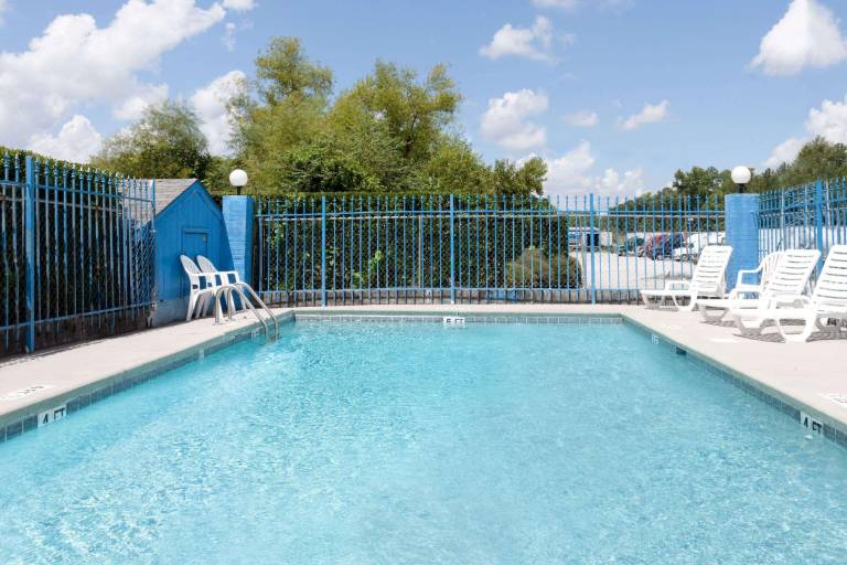 Days Inn by Wyndham Columbia NE Fort Jackson — photo 2