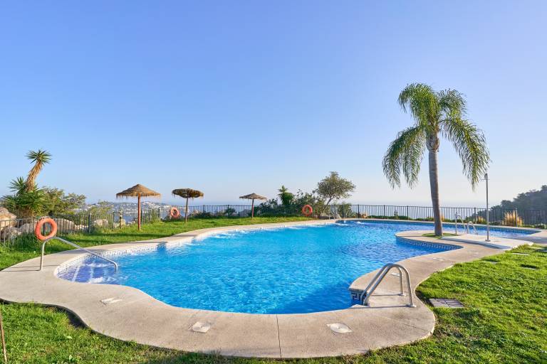 Vacation home with BBQ, pool & terrace | City view — photo 2