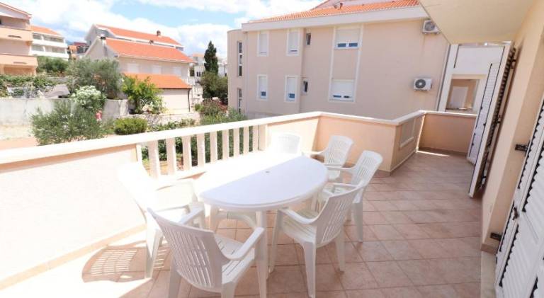 Holiday apartment with barbecue, garden & patio — photo 4