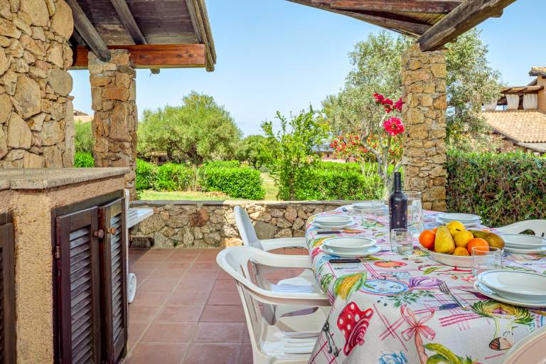 Holiday apartment with BBQ, garden & pool | Garden view — photo 3