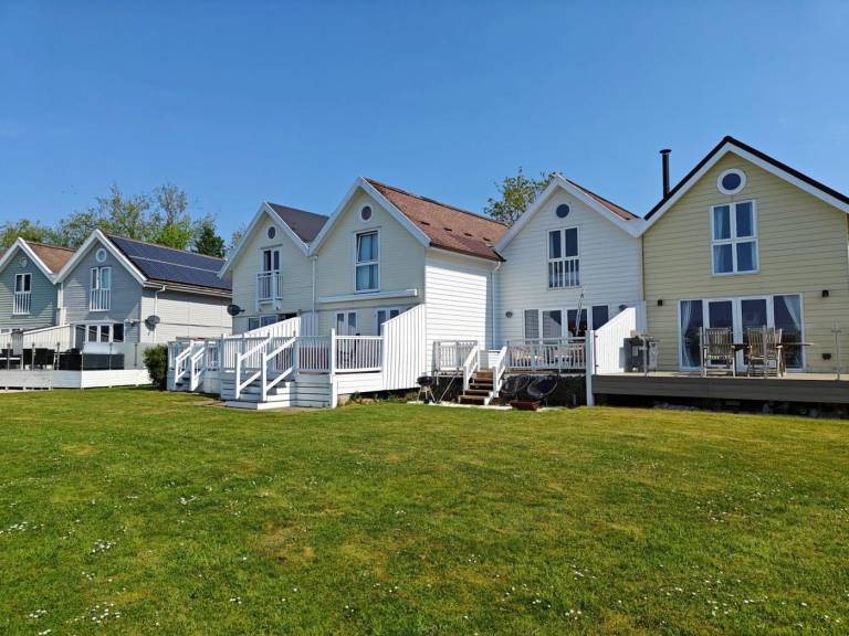 Lodge with grill | Water view | Pets allowed in Cirencester
