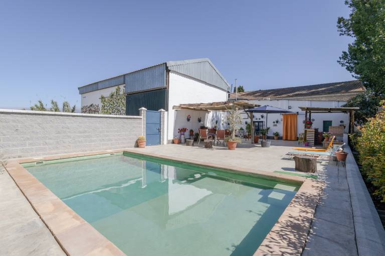 Vacation home with yard, grill & private pool | River view in Granada