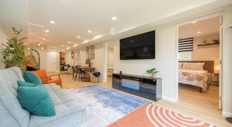 Entire Modern Cozy 2BR Apt mins SU LeMoyne DT in East Syracuse, NY