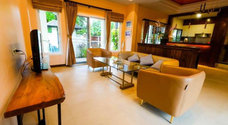 Villa with hot tub & pool — photo 4