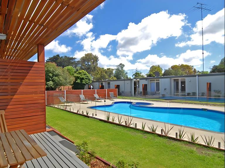 Riverside Ocean Grove Motel Suites and Holiday Cabins