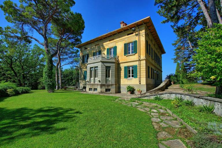 Family-friendly villa with private pool, barbeque & garden | Perfect for remote work | Pet-friendly — photo 3