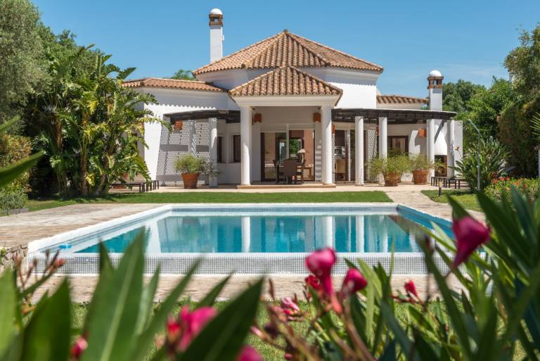 "Luxury Villa Malva" with Pool, Wi-Fi, Terrace and Garden in Cádiz