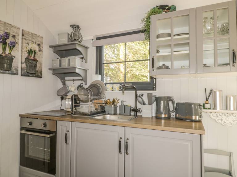 Cottage with yard & jacuzzi — photo 4