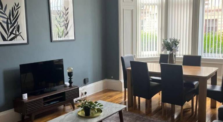 3BR Apt Near Ibrox Subway Sleeps 7 and Parking — photo 3
