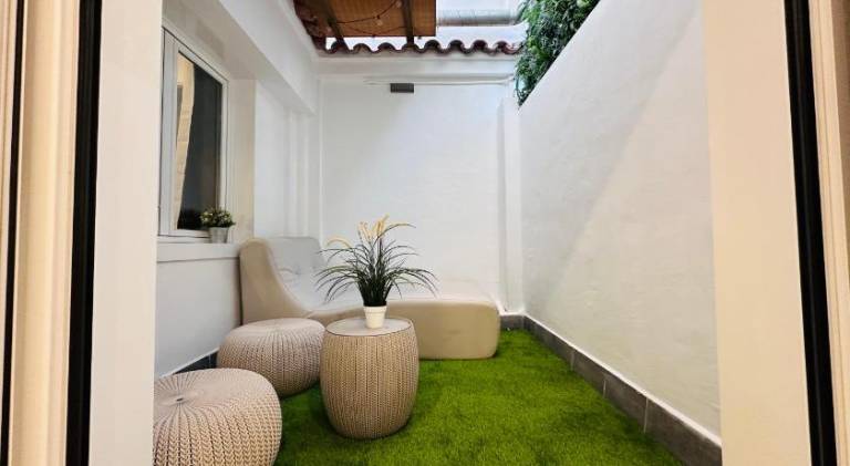 Rental apartment with patio — photo 4
