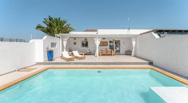 Villa with yard, BBQ & private pool | Perfect for remote work in Yaiza