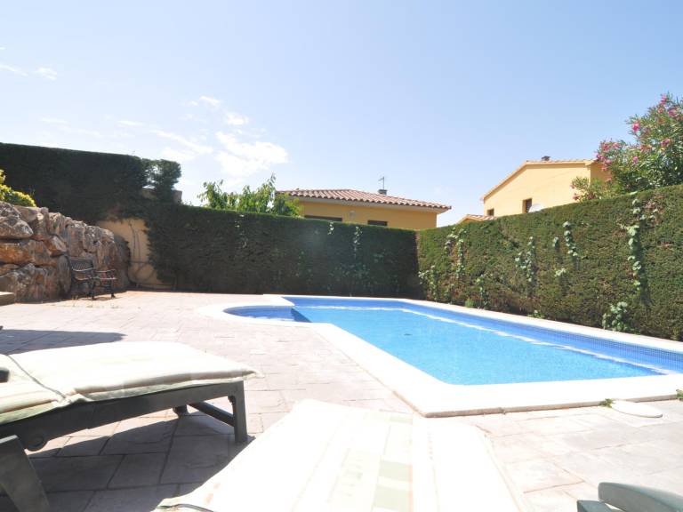 Tranquil Getaway: Cozy Ground-Floor Home with Private Pool and Large Terrace — photo 2