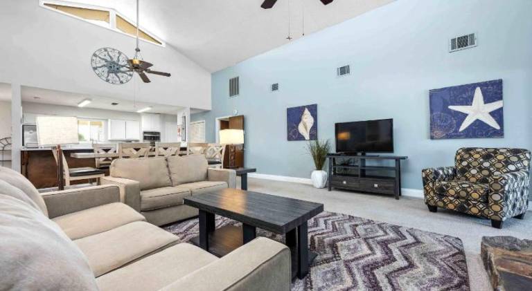 Ample vacation home with yard | Dogs allowed — photo 2